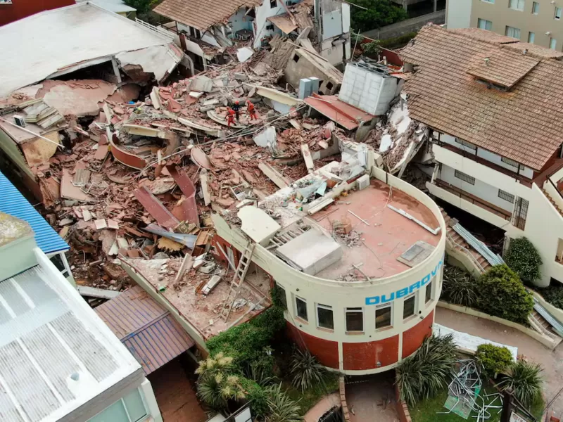 Hotel Dubrovnik de Villa Gesell: la imagen de rescatistas durmiendo en el piso genera indignación