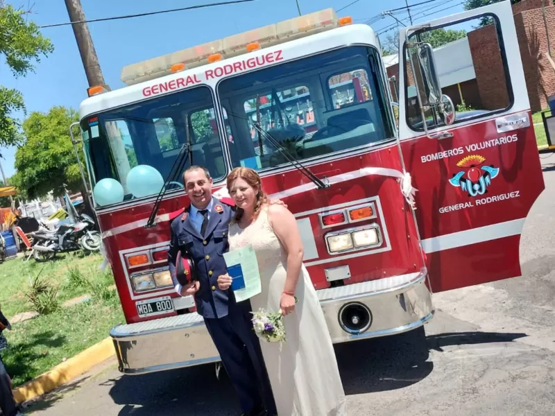 ¡Hasta las lágrimas! Hermoso casamiento de un bombero voluntario de General Rodríguez con su pareja