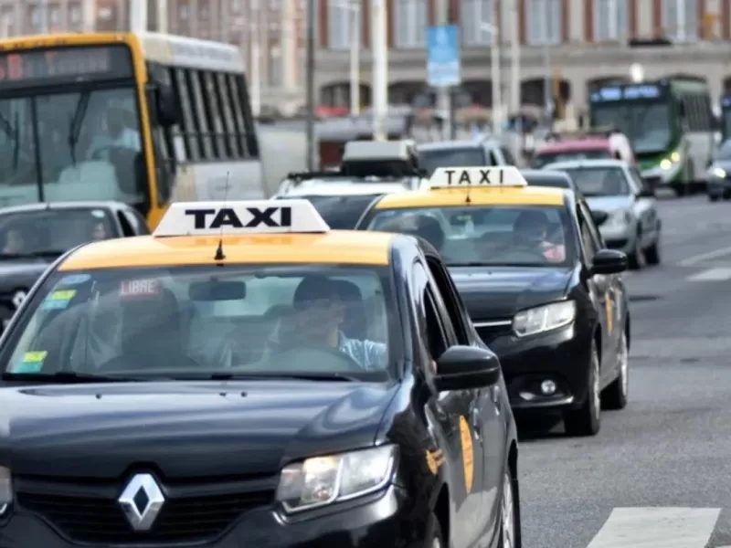 La ciudad suma otro conflicto por el transporte y taxistas exigen respuestas antes del vencimiento de licencias