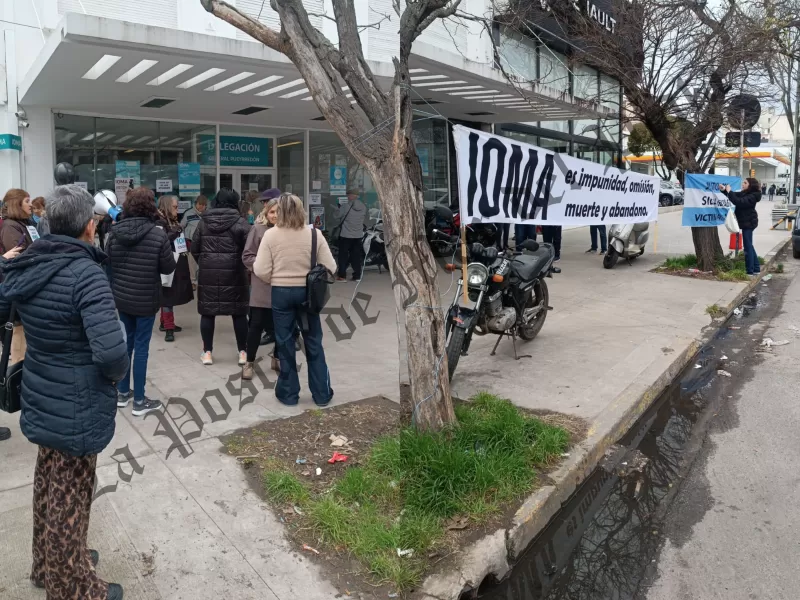 Afiliados volvieron a protestar frente a IOMA en Mar del Plata y cuestionaron la ausencia de funcionarios