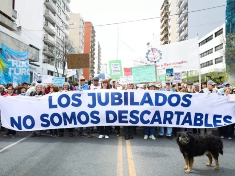 Jubilados repudiaron la visita de Milei y denunciaron pol&iacute;ticas de hambre y exclusi&oacute;n