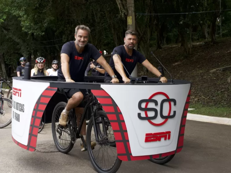 Los conductores de SportsCenter presentaron el programa pedaleando contra el sedentarismo