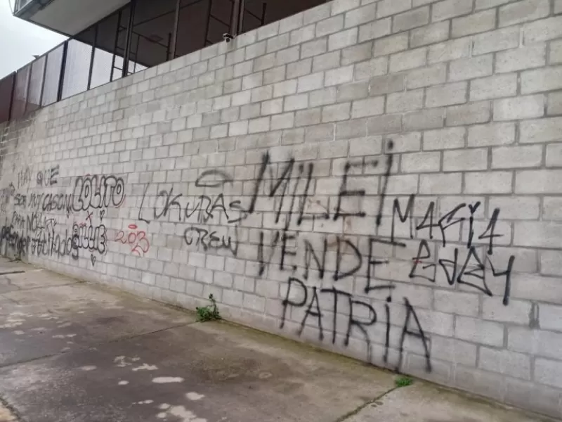 En Mercedes se multiplican las denuncias por pintadas y ataques contra referentes opositores