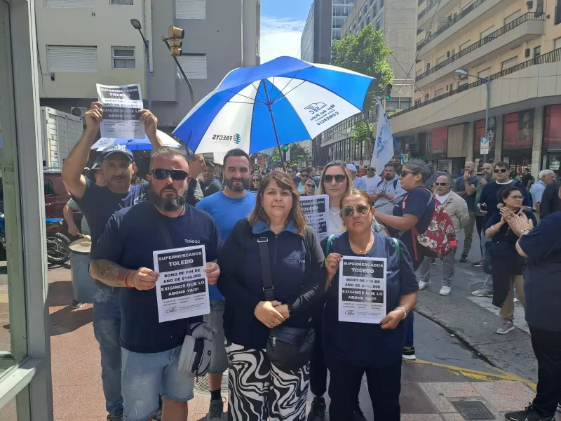 El SECZA y trabajadores de Toledo se manifestaron reclamando el pago del bono de fin de año en General Pueyrredon