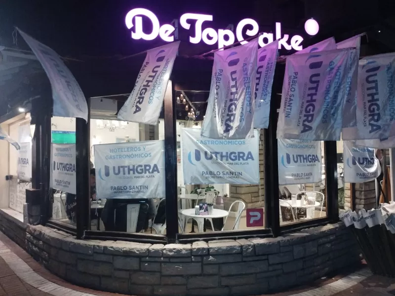 Trabajadores despedidos de "De Top Cake" en Mar del Plata acataron la conciliación obligatoria y se retiraron pacíficamente: el conflicto sigue abierto