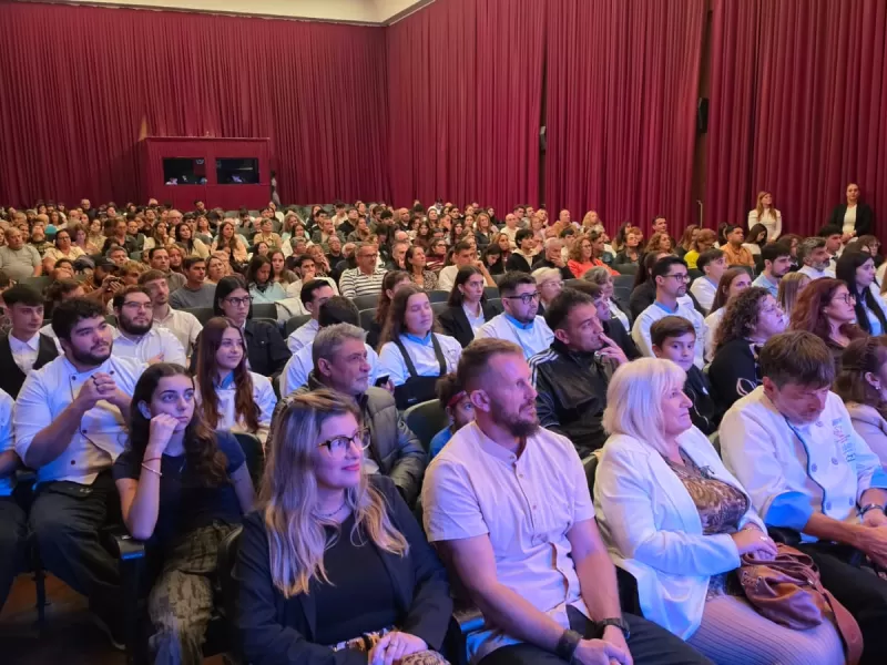 M&aacute;s de 250 estudiantes recibieron su diploma en la Escuela de UTHGRA