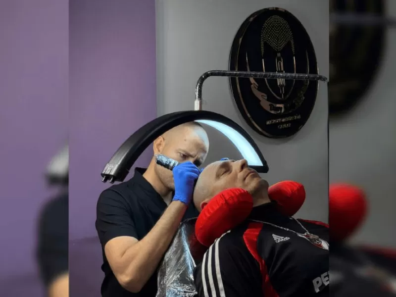 Del miedo a mostrar la cabeza a cambiar vidas: la historia de Dany Nore&ntilde;a, el artista que tambi&eacute;n restaura autoestima
