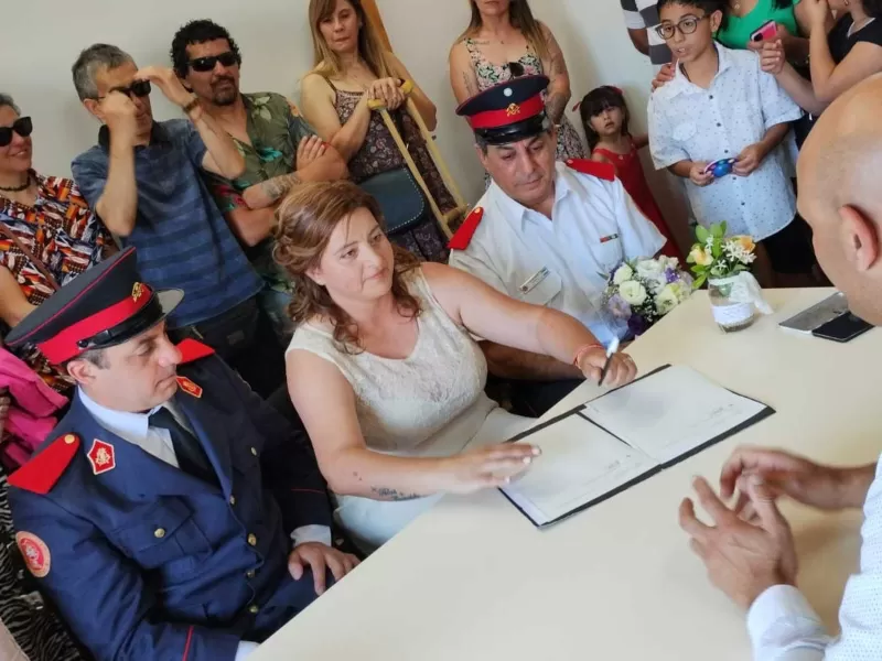 ¡Hasta las lágrimas! Hermoso casamiento de un bombero voluntario de General Rodríguez con su pareja
