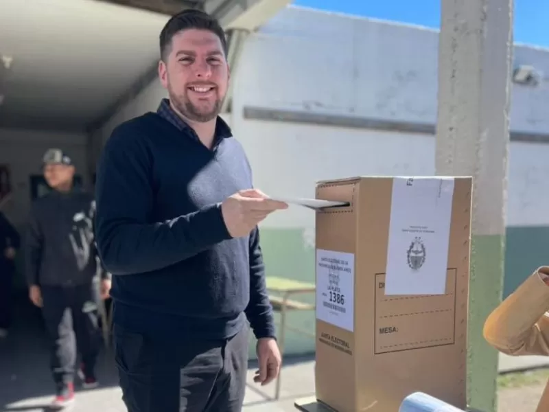 Nahuel Schmidt emitió su voto y se mostró optimista con los resultados en La Plata