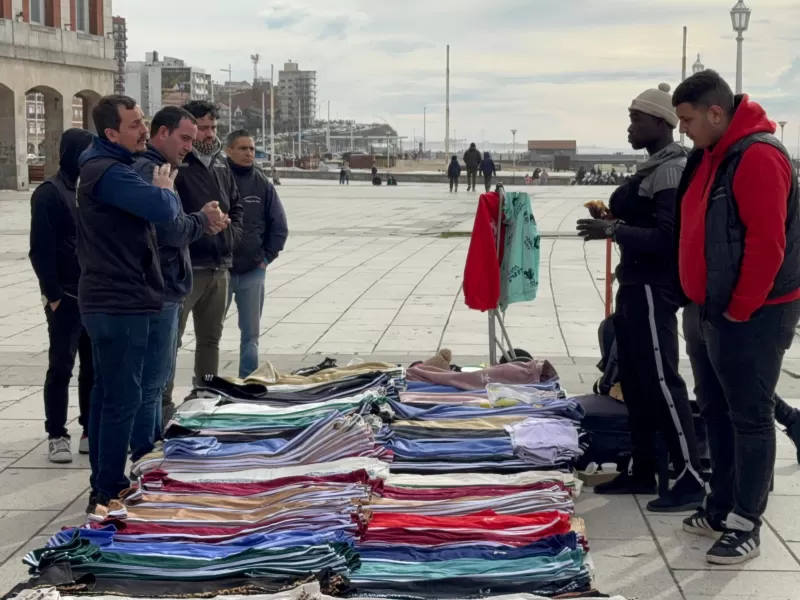Orden y regulación: el Municipio de General Pueyrredon desalojó a vendedores ambulantes en La Rambla