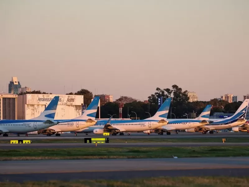 Comenzó el paro de pilotos de Aerolíneas Argentinas con cancelaciones de vuelos