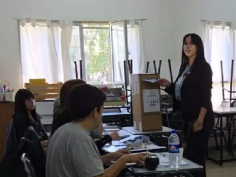 Votó Viviana Aguirre y lanzó un fuerte mensaje: "El pueblo es el verdadero dueño del poder"