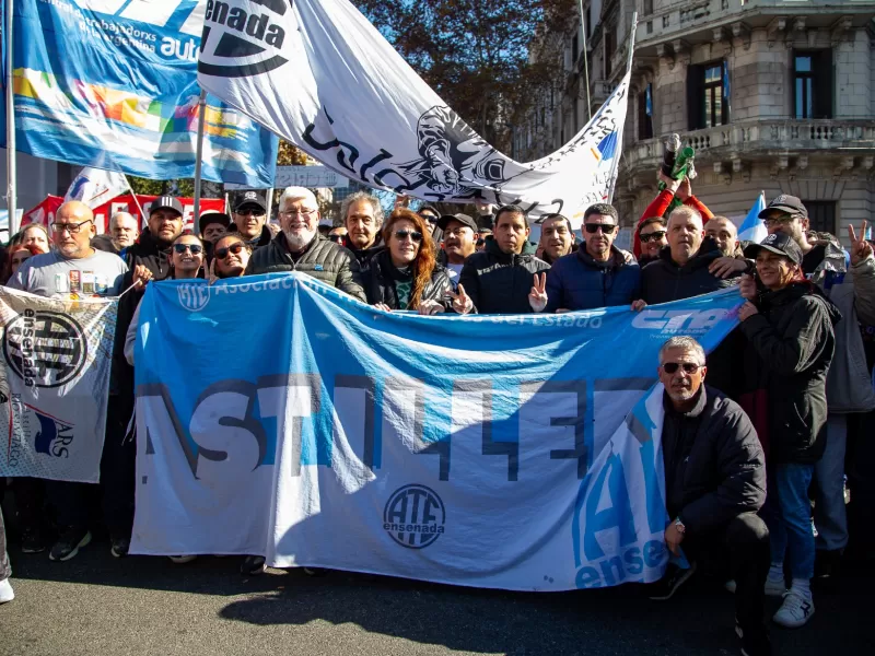 Más de 50 micros del Astillero Río Santiago parten hacia la protesta en CABA