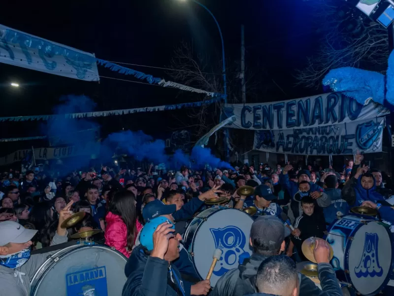 Los hinchas de Alvarado celebraron los 97 años del club a puro festejo popular