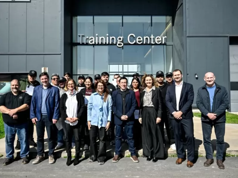 Nardini abri&oacute; las puertas de Mercedes-Benz a estudiantes de Malvinas Argentinas para capacitarlos en tecnolog&iacute;a