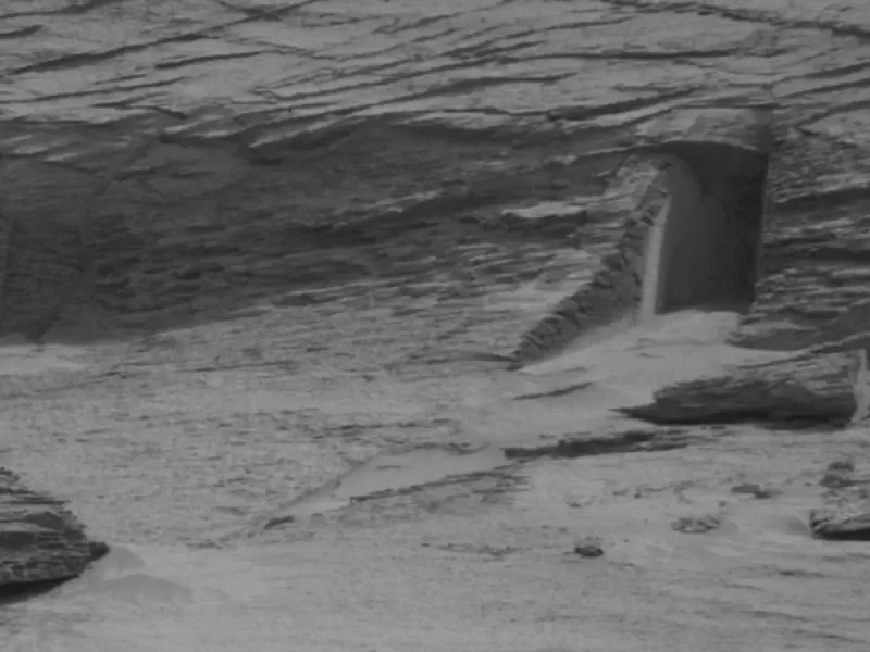 La "puerta" en Marte: la explicación sobre la misteriosa formación en una foto del planeta rojo