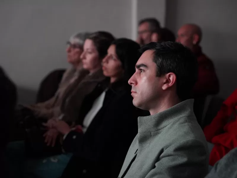 Grupo Realpolitik present&oacute; un documental filmado en las islas y abri&oacute; un debate con veteranos