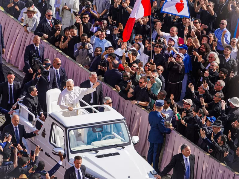 Ante la visita del Papa Le&oacute;n XIV a la Bas&iacute;lica de Luj&aacute;n: el Papam&oacute;vil de San Juan Pablo II participar&aacute; de un desfil de autos antiguos