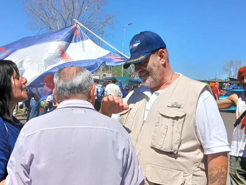 Campaña en Lanús: Santiago Cúneo visitó la Feria de Monte Chingolo