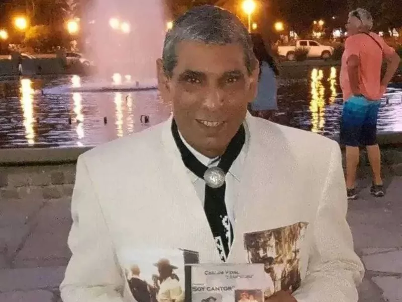 El cantor Carlos Vidal: 