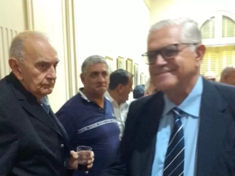 ¡UNIR, demócratas, republicanos y conservadores juntos en un brindis!