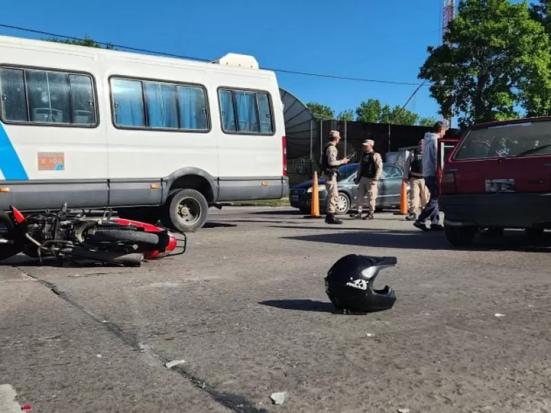 Choque en avenida Champagnat deja a un motociclista hospitalizado