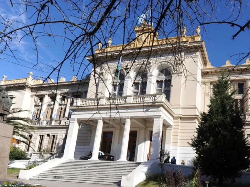 Acusan a la Directora de Educación Artística bonaerense de designar a un asesor con superposición horaria