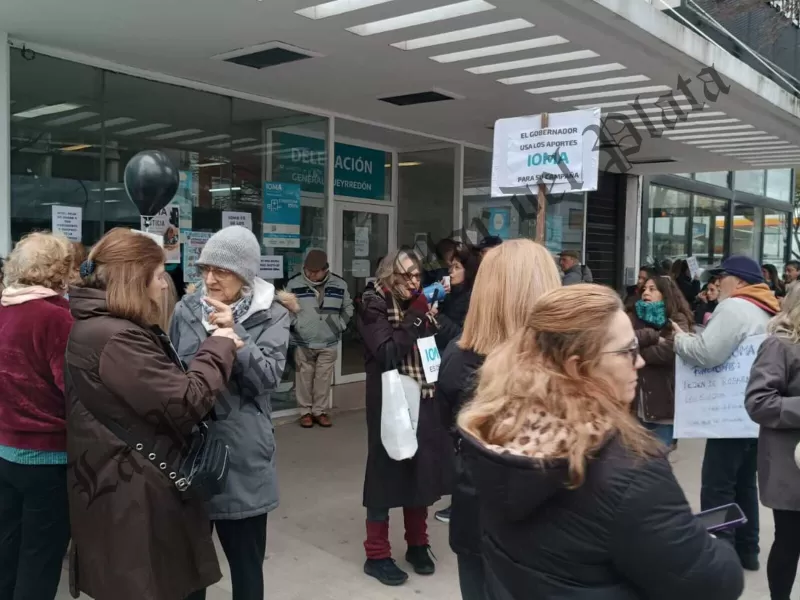 Afiliados volvieron a protestar frente a IOMA en Mar del Plata y cuestionaron la ausencia de funcionarios