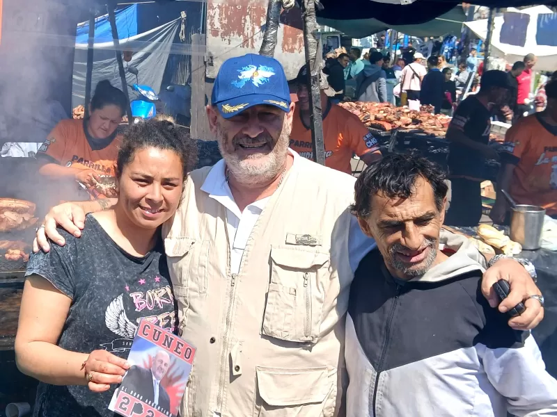 Campaña en Lanús: Santiago Cúneo visitó la Feria de Monte Chingolo