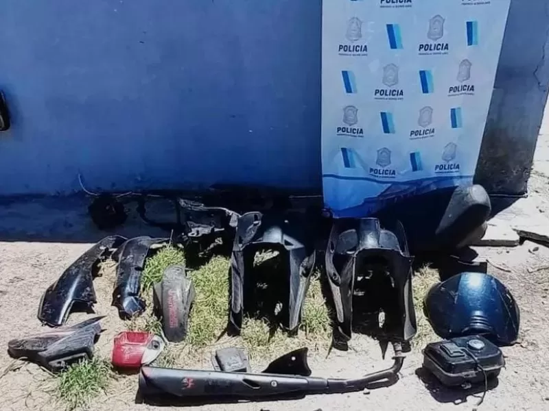 Detienen a dos delincuentes en Punta Mogotes y les sustrajeron partes de moto robadas