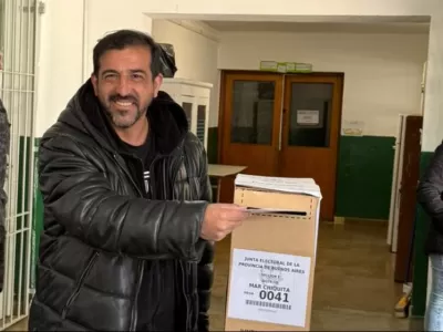 Cristian León emitió su voto y convocó a los vecinos de Mar Chiquita a participar