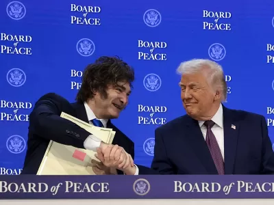 Cuando el patr&oacute;n manda y el alumno obedece: protesta marplatense contra Trump y Milei en el Puente de las Am&eacute;ricas