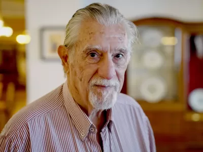 El hist&oacute;rico radical Storani sentenci&oacute; que "el Presidente canta en los teatros" y "persigue a los inmigrantes y nuestros pibes"