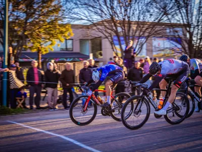 El Club de Empleados de Comercio volvi&oacute; a hacer historia y sum&oacute; su tercera victoria en el ciclismo