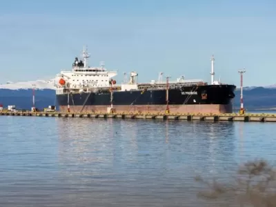 Un barco vinculado con jurisdicci&oacute;n brit&aacute;nica pas&oacute; por Ushuaia antes de intentar llevar m&aacute;s de 500 mil barriles de crudo