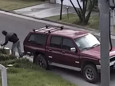 Le secuestraron una Toyota por tirar basura en un microbasural: lo identificaron por la patente