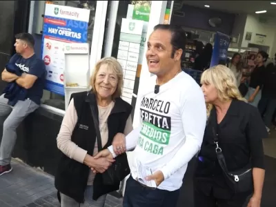 Marcelo Peretta auxilió a una jubilada descompuesta frente a la indiferencia de una farmacia en CABA