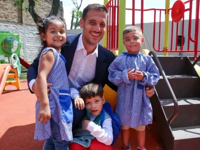 El plan impulsado desde Lan&uacute;s para repartir &uacute;tiles con marca del municipio es cuestionado por su posible carga propagand&iacute;stica