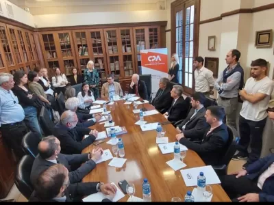 Crean nuevo espacio para avanzar en la urbanización y escrituración de miles de familias
