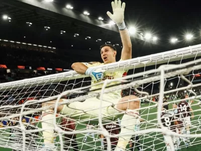 Emiliano Mart&iacute;nez sufri&oacute; una fractura y llegar&iacute;a con lo justo al debut de Argentina en el Mundial