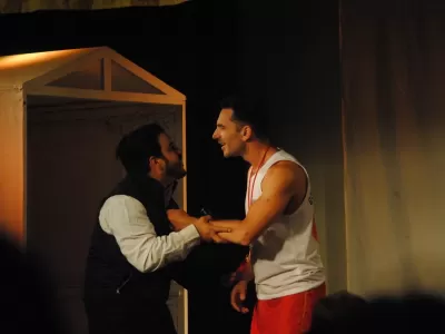 La obra que agot&oacute; funciones vuelve este viernes: humor marplatense sin filtro en La Bancaria