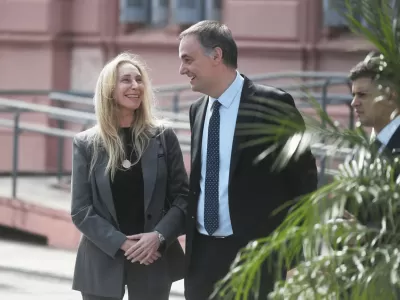 &iquest;Sonr&iacute;e la corrupci&oacute;n? Denuncian a Adorni y Karina Milei por una presunta trama de d&oacute;lares en negro y favores VIP