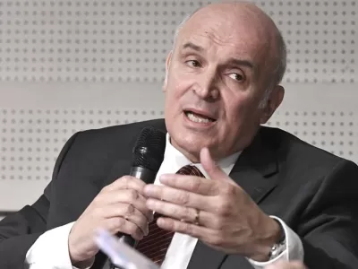Espert denuncia “campaña sucia” mientras nuevas pruebas lo comprometen