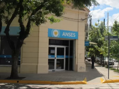 La atenci&oacute;n de ANSES en 9 de Julio qued&oacute; bajo sospecha de partidizaci&oacute;n por un flyer de La Libertad Avanza