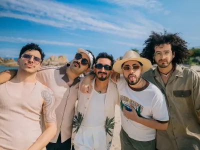 Gauchito Club enciende un fiestón en el Teatro Ópera de La Plata