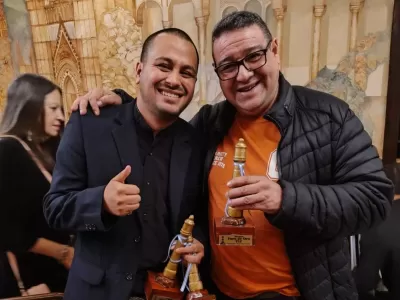 Ulises Catriel Cuenca gan&oacute; dos Premios Faro de Oro VIP y emocion&oacute; con un discurso dedicado a su familia