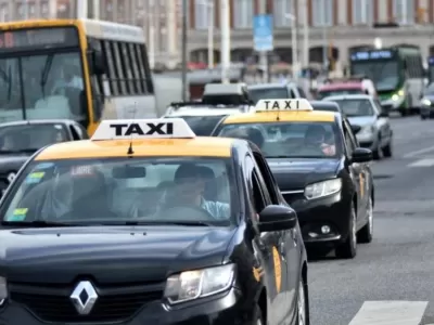 La ciudad suma otro conflicto por el transporte y taxistas exigen respuestas antes del vencimiento de licencias