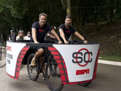 Los conductores de SportsCenter presentaron el programa pedaleando contra el sedentarismo