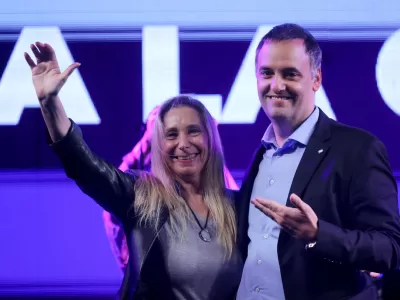 ¡Karina Milei le pide de rodillas a Manuel Adorni que siga siendo vocero presidencial!
