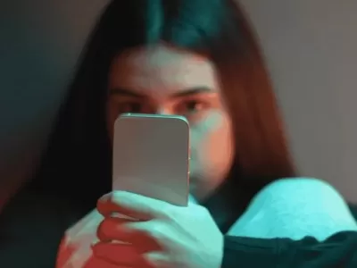 Baragiola present&oacute; un proyecto para prevenir la violencia digital y los riesgos de la inteligencia artificial